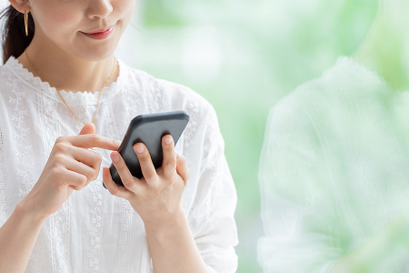 スマートフォンから公式LINEで予約する女性